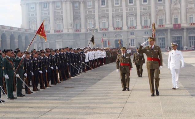 Don Felipe pasa revista a las unidades participantes en la parada militar